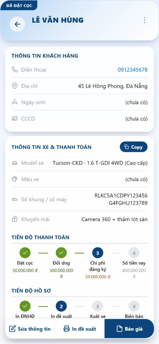 Trên điện thoại, hồ sơ một khách đã đặt cọc